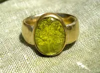 ../images/rings/Chuck-Nash-gold-ring-with-tree-design-on-green-gem-768x563.webp